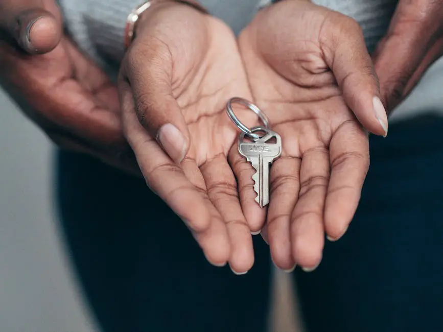 Comparison between renting and homeownership showing a person holding keys on one side and a house on the other side.